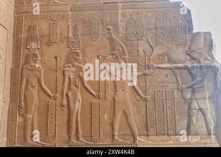 Mauerrelief von Kleopatra III., Kleopatra II. Und Ptolemäus VIII. Euergetes II. Vor Horus im Tempel von Sobek und Haroeris von Ptolemäus pharoahs in KOM Ombo, in der Nähe von Assuan, Ägypten Stockfoto