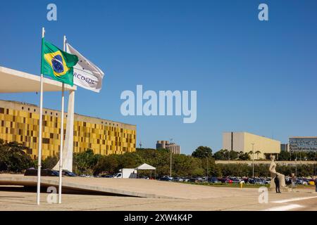 Brasilia, Brasilien - 22. Juli 2024: Brasilianische und Mercosul-Flaggen winken vor dem Gebäude des Obersten Bundesgerichts. Stockfoto