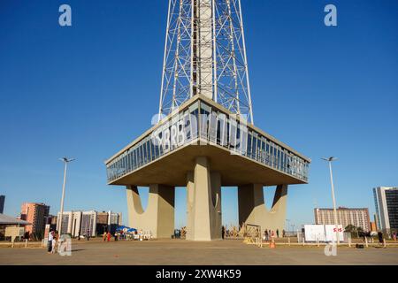 Brasilia, Brasilien - 22. Juli 2024: Panorama-Fernsehturm der Stadt. Stockfoto