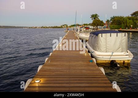 Brasilia, Brasilien - 22. Juli 2024: pier am See Paranoa in der Abenddämmerung. Stockfoto