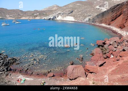 Panoramablick auf den Roten Strand in Santorin, Griechenland Stockfoto