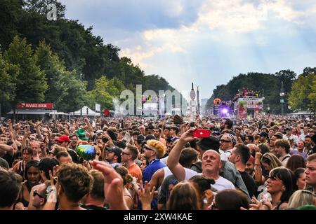 Berlin, Deutschland. August 2024. Nachtschwärmer haben Spaß bei der Parade. 18 Jahre nach der letzten Loveparade in der Hauptstadt bringt der Gründer Dr. Motte den Nachfolger der Veranstaltung „Rave the Planet“ in diesem Jahr unter dem Motto „Love is strong“ nach Berlin. Love Parade feiert Techno und elektronische Musik und steht für Liebe, Frieden, Vielfalt, Respekt, Gemeinschaft. In diesem Jahr findet die Parade ausschließlich zwischen Brandenburger Tor und Siegessäule und zurück statt. Etwa 300 Raver sollen anwesend sein. Quelle: Imageplotter/Alamy Live News Stockfoto