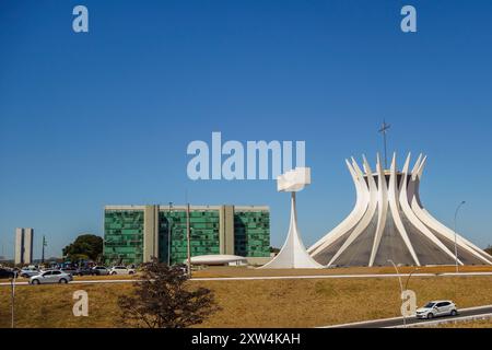 Brasilia, Brasilien - 22. Juli 2024: Kathedrale unserer Lieben Frau von Aparecida und Stadtbild. Stockfoto