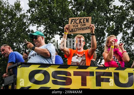 Berlin, Deutschland. August 2024. Nachtschwärmer haben Spaß bei der Parade. 18 Jahre nach der letzten Loveparade in der Hauptstadt bringt der Gründer Dr. Motte den Nachfolger der Veranstaltung „Rave the Planet“ in diesem Jahr unter dem Motto „Love is strong“ nach Berlin. Love Parade feiert Techno und elektronische Musik und steht für Liebe, Frieden, Vielfalt, Respekt, Gemeinschaft. In diesem Jahr findet die Parade ausschließlich zwischen Brandenburger Tor und Siegessäule und zurück statt. Etwa 300 Raver sollen anwesend sein. Quelle: Imageplotter/Alamy Live News Stockfoto