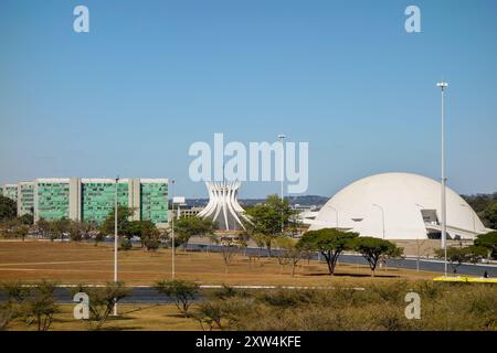 Brasilia, Brasilien - 22. Juli 2024: Kathedrale unserer Lieben Frau von Aparecida, Nationalmuseum und Bibliotheksgebäude. Stockfoto