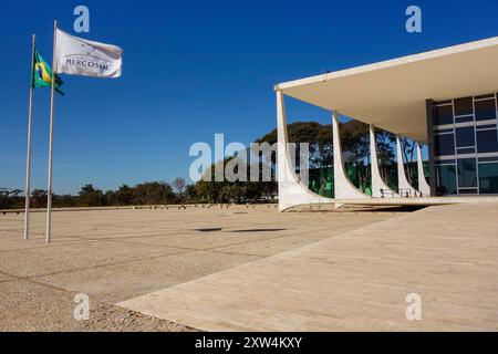 Brasilianische und Mercosul-Fahnen winken vor dem Gebäude des Obersten Bundesgerichts in Brasilia, Brasilien. Stockfoto