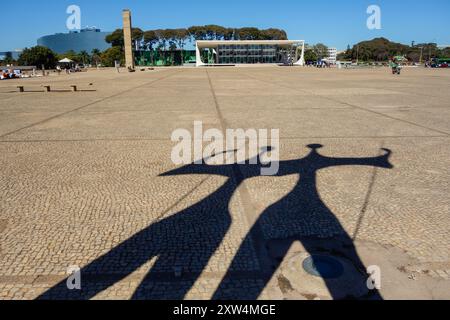 Silhouette der Skulptur Dois Candangos und Gebäude des Obersten Bundesgerichts auf Hintergrund. Brasilia, Brasilien. Stockfoto