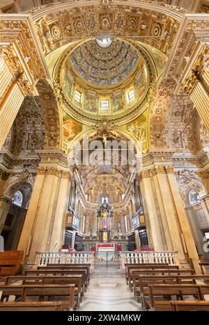 MAILAND, ITALIEN - 5. MÄRZ 2024: Presbyterium und Kupoal der Kirche Chiesa di San Vittore al Corpo. Stockfoto