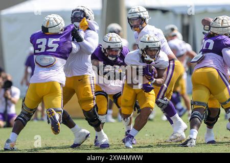 17. August 2024: LSU Running Back Josh Williams (27) sucht nach Laufraum, als der Offensive Lineman Emery Jones Jr. (50) versucht, Defensive End Sai’vion Jones (35) während des Herbst-Football-Camps in der LSU Charles McClendon Practice Facility in Baton Rouge, LA, zu blockieren. Jonathan Mailhes/CSM (Bild: © Jonathan Mailhes/Cal Sport Media) Stockfoto