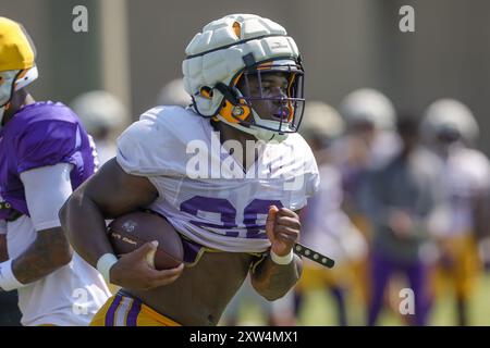 17. August 2024: LSU Running Back Kaleb Jackson (28) sucht während des Herbst-Football-Camps in der LSU Charles McClendon Practice Facility in Baton Rouge, LA, nach Laufraum. Jonathan Mailhes/CSM (Bild: © Jonathan Mailhes/Cal Sport Media) Stockfoto