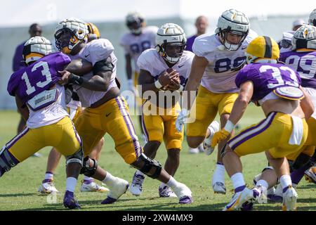 17. August 2024: LSU Running Back Kaleb Jackson (28) folgt seinen Blockern, darunter Tight End Mason Taylor (86), während des Herbst-Football-Camps in der LSU Charles McClendon Practice Facility in Baton Rouge, LA. Jonathan Mailhes/CSM (Bild: © Jonathan Mailhes/Cal Sport Media) Stockfoto