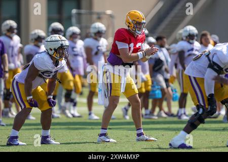 17. August 2024: LSU Quarterback Garrett Nussmeier (13) wartet auf den Snap mit Running Back Josh Williams (27) während des Herbst Football Camps in der LSU Charles McClendon Practice Facility in Baton Rouge, LA. Jonathan Mailhes/CSM Stockfoto