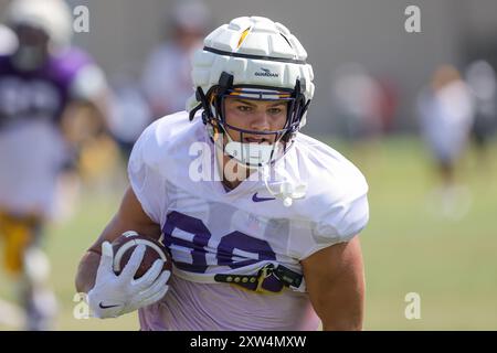 17. August 2024: LSU Tight End Mason Taylor (86) sucht nach einem Fang während des Herbstfußballcamps in der LSU Charles McClendon Practice Facility in Baton Rouge, LA. Jonathan Mailhes/CSM Stockfoto