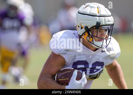 17. August 2024: LSU Tight End Mason Taylor (86) sucht nach einem Fang während des Herbstfußballcamps in der LSU Charles McClendon Practice Facility in Baton Rouge, LA. Jonathan Mailhes/CSM Stockfoto