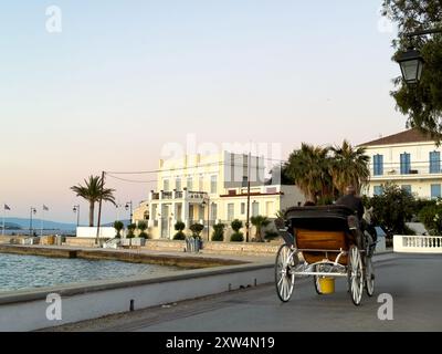 Insel Spetses, Griechenland. Blick auf die Rückseite der Pferdekutsche und die Promenade in der Altstadt Stockfoto