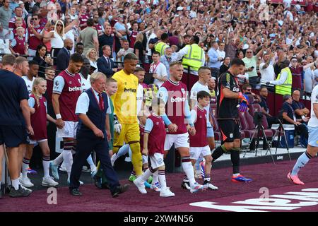 London Stadium, London, Großbritannien. August 2024. Premier League Football, West Ham United gegen Aston Villa; die Spieler stehen am Spielfeld. Beschreibung: Action Plus Sports/Alamy Live News Stockfoto