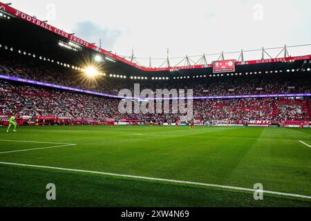Enschede, Niederlande. August 2024. Enschede - de Grolsch Veste im zweiten Spiel der Eredivisie Saison 2024/2025. Das Spiel findet am 17. August 2024 in de Grolsch Veste in Enschede, Niederlande, zwischen dem FC Twente und Sparta Rotterdam statt. (VK Sportphoto/Yannick Verhoeven) Credit: Yannick Verhoeven/Alamy Live News Stockfoto