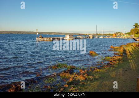 Brasilia, Brasilien - 22. Juli 2024: pier am See Paranoa in der Abenddämmerung. Stockfoto