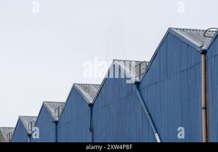 Eine Reihe alter Lagerhäuser oder Schuppen, die für den Schiffbau in Glasgow, Schottland, verwendet werden Stockfoto