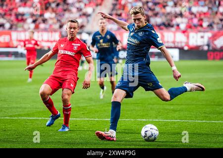 Enschede, Niederlande. August 2024. Enschede - Mathias Kjolo vom FC Twente, Tobias Lauritsen von Sparta Rotterdam während des zweiten Spiels der Eredivisie Saison 2024/2025. Das Spiel findet am 17. August 2024 in de Grolsch Veste in Enschede, Niederlande, zwischen dem FC Twente und Sparta Rotterdam statt. (VK Sportphoto/Yannick Verhoeven) Credit: Yannick Verhoeven/Alamy Live News Stockfoto