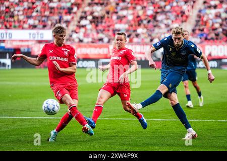 Enschede, Niederlande. August 2024. Enschede - Max Bruns vom FC Twente, Mathias Kjolo vom FC Twente, Tobias Lauritsen von Sparta Rotterdam während des zweiten Spiels der Eredivisie Saison 2024/2025. Das Spiel findet am 17. August 2024 in de Grolsch Veste in Enschede, Niederlande, zwischen dem FC Twente und Sparta Rotterdam statt. (VK Sportphoto/Yannick Verhoeven) Credit: Yannick Verhoeven/Alamy Live News Stockfoto