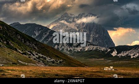 Gran Sasso und Nationalpark Monti della Laga. Dramatischer Sonnenuntergang auf dem Corno Grande. Abruzzen, Italien, Europa Stockfoto