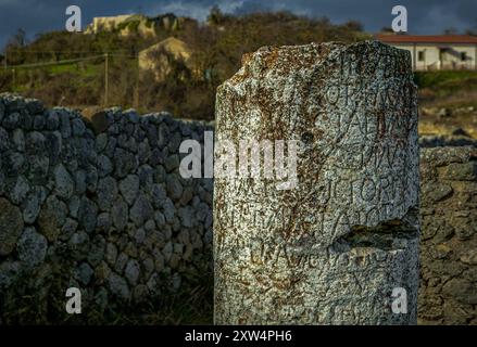 Archäologische Stätte von Alba Fucens, Meilenstein, der einen Gladiatorenkampf mit einer Inschrift darstellt, die die Entfernung von Rom angibt. Massa D'Albe, Abruzzen Stockfoto