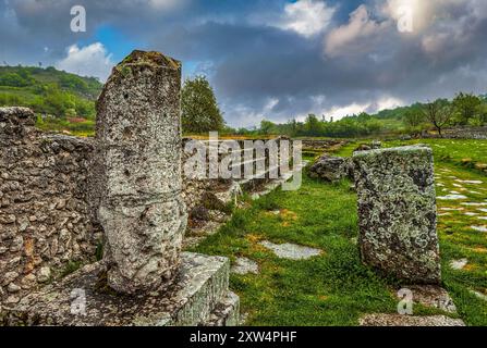 Archäologische Stätte von Alba Fucens, Meilenstein, der einen Gladiatorenkampf mit einer Inschrift darstellt, die die Entfernung von Rom angibt. Massa D'Albe, Abruzzen Stockfoto