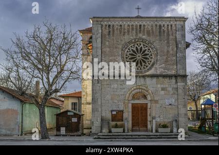 Basilika San Nicola in Albe mit Rosenfenster und Portal aus dem 15. Jahrhundert. Massa d'Albe, Provinz L'Aquila, Abruzzen, Italien, Europa Stockfoto