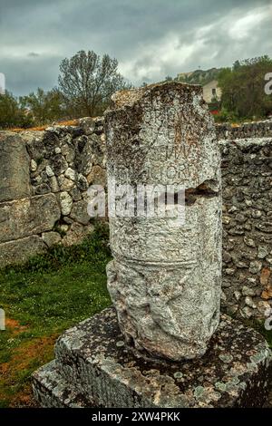 Archäologische Stätte von Alba Fucens, Meilenstein, der einen Gladiatorenkampf mit einer Inschrift darstellt, die die Entfernung von Rom angibt. Massa D'Albe, Abruzzen Stockfoto