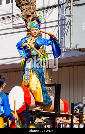 Ampak Bedug Tanz aus Banten am 3. BEN Karneval. Der Tanz wird von der Konkurrenz in Beating Bedug (indonesische Trommeln) gespielt. Stockfoto