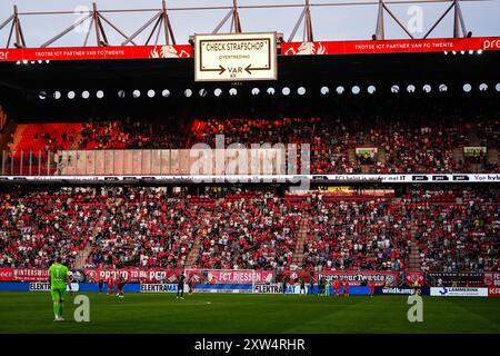 Enschede, Niederlande. August 2024. Enschede - VAR-Prüfung während des zweiten Spiels der Eredivisie-Saison 2024/2025. Das Spiel findet am 17. August 2024 in de Grolsch Veste in Enschede, Niederlande, zwischen dem FC Twente und Sparta Rotterdam statt. (VK Sportphoto/Yannick Verhoeven) Credit: Yannick Verhoeven/Alamy Live News Stockfoto