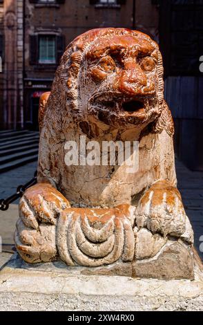 Die Skulpturen aus marmorgeschnitzten Greifen befinden sich vor dem Eingang zum Doumo von Ferrara. Italien, Europa Stockfoto