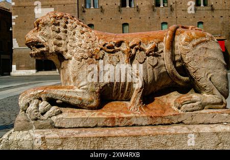 Löwenskulptur in der Nähe des Hauptportals der Kathedrale, Ferrara, Italien, Europa Stockfoto