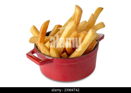 Pommes frites serviert in einem kleinen roten Topf isoliert auf weiß mit Schnittpfad im Preis inbegriffen Stockfoto