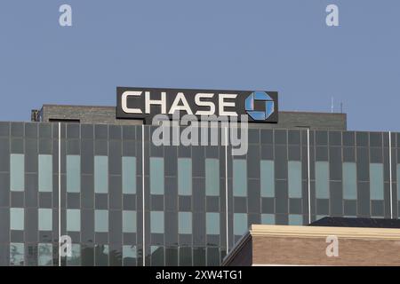 Milwaukee - 14. August 2024: Chase Bank Tower und Einzelhandelsfiliale. Chase ist das Bankgeschäft von JPMorgan Chase. Stockfoto