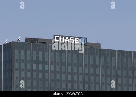 Milwaukee - 14. August 2024: Chase Bank Tower und Einzelhandelsfiliale. Chase ist das Bankgeschäft von JPMorgan Chase. Stockfoto