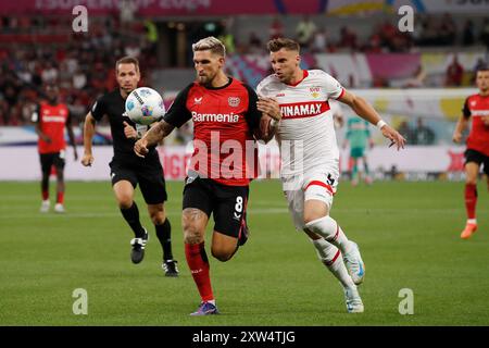 LEVERKUSEN - (l-r)b Robert Andrich von Bayer 04 Leverkusen , Ermedin Demirovic vom VfB Stuttgart während des DFL-Super-Cup-Spiels zwischen Bayer 04 Leverkusen und VfB Stuttgart am 17. August 2024 in der BayArena in Leverkusen. ANP | Hollandse Hoogte | BART STOUTJESDIJK Stockfoto