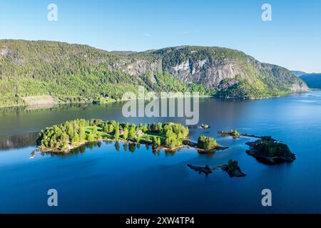 Einzelnes rotes Haus auf der Insel Oeyni im See Bygdlandsfjord, aus der Vogelperspektive, Setesdal Valley, Norwegen Stockfoto