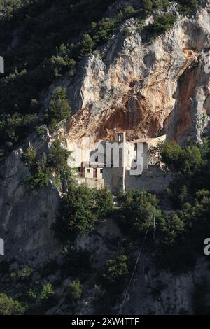 Die Kirche Eremo di Santa Maria Giacobbe thront im Berg Umbrien. Stockfoto