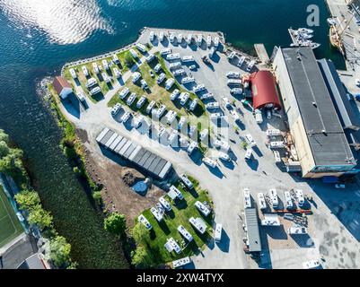 Parkplatz für Wohnmobile auf dem ehemaligen Industriegebiet, Dorf Rosendal am Hardangerfjord, Hardanger, Norwegen Stockfoto