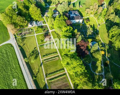 Luftaufnahme des Baroniet Rosendal im Frühling, Schloss und Park, Dorf Rosendal, Rogaland, Norwegen. Stockfoto