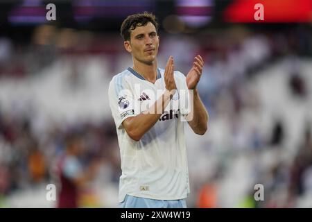 London, Großbritannien. August 2024. Pau Torres von Aston Villa klatscht die Fans nach dem West Ham United FC gegen Aston Villa FC am 17. August 2024 im London Stadium, London, England, Vereinigtes Königreich Credit: Every Second Media/Alamy Live News Stockfoto