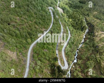 Serpentinen des Gaularfjell Gebirgsüberquerung, aus der Vogelperspektive, nationale Touristenroute nördlich von Balestrand, Norwegen Stockfoto