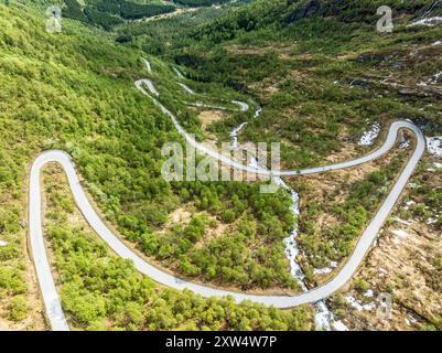 Serpentinen des Gaularfjell Gebirgsüberquerung, aus der Vogelperspektive, nationale Touristenroute nördlich von Balestrand, Norwegen Stockfoto