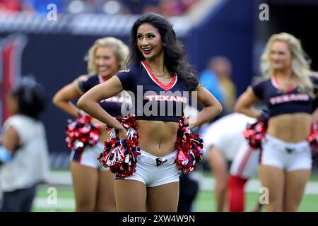 Houston, Texas, USA. August 2024. Die Cheerleader der Houston Texans treten vor dem Spiel zwischen den Houston Texans und den New York Giants am 17. August 2024 im NRG Stadium in Houston, Texas, auf. (Kreditbild: © Erik Williams/ZUMA Press Wire) NUR REDAKTIONELLE VERWENDUNG! Nicht für kommerzielle ZWECKE! Stockfoto