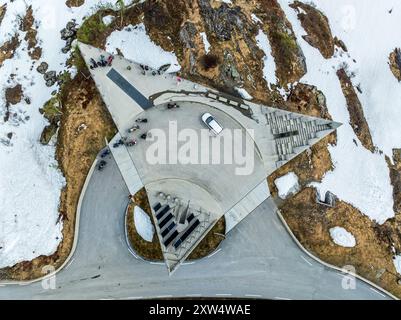 Aussichtspunkt und Raststätte Utsikten, Gaularfjell Bergüberquerung, Luftaufnahme, nationale Touristenroute nördlich von Balestrand, Norwegen Stockfoto