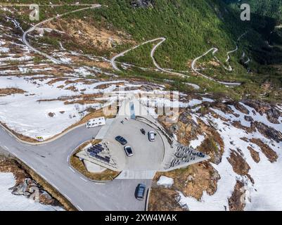 Aussichtspunkt und Raststätte Utsikten, Gaularfjell Bergüberquerung, Luftaufnahme, nationale Touristenroute nördlich von Balestrand, Norwegen Stockfoto