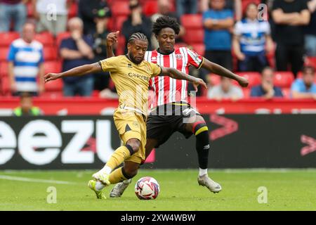 Kenneth Paal, Verteidiger der Queens Park Rangers (22), kämpft gegen Andre Brooks (35) während des SKY Bet EFL Championship Matches von Sheffield United FC gegen Queens Park Rangers FC in der Bramall Lane, Sheffield, England, Großbritannien am 17. August 2024 Credit: Every Second Media/Alamy Live News Stockfoto