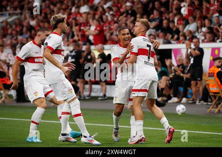 LEVERKUSEN - (l-r) Enzo Millot vom VfB Stuttgart, Maximilian Mittelstadt vom VfB Stuttgart feiern das 1-1 während des DFL-Super-Cup-Spiels zwischen Bayer 04 Leverkusen und VfB Stuttgart am 17. August 2024 in Leverkusen. ANP | Hollandse Hoogte | BART STOUTJESDIJK Stockfoto